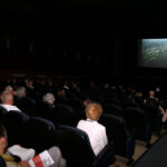 Projekcja filmu pt. "Miasto Ruin" oraz debata na temat Powstania Warszawskiego z udziałem zaproszonych gości w kinie Moskwa w Kielcach / Kamil Król / Radio Kielce