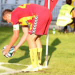 3. kolejka T-Mobile Ekstraklasy: Korona Kielce - Pogoń Szczecin. Do wykonania rzutu rożnego przygotowuje się Paweł Golański / Kamil Król / Radio Kielce