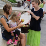 Młodzi Demokraci rozdawali jabłka w centrum Kielc / Wojciech Habdas / Radio Kielce