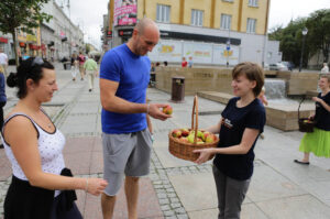 Młodzi Demokraci rozdawali jabłka w centrum Kielc / Wojciech Habdas / Radio Kielce