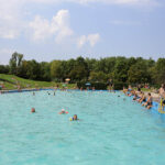 Setki kielczan przyjechało wypocząć nad basenem miejskim przy ulicy Szczecińskiej. / Wojciech Habdas / Radio Kielce