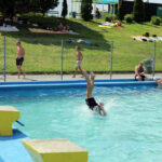 Setki kielczan przyjechało wypocząć nad basenem miejskim przy ulicy Szczecińskiej. / Wojciech Habdas / Radio Kielce