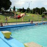 Setki kielczan przyjechało wypocząć nad basenem miejskim przy ulicy Szczecińskiej. / Wojciech Habdas / Radio Kielce