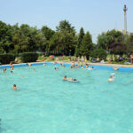 Setki kielczan przyjechało wypocząć nad basenem miejskim przy ulicy Szczecińskiej. / Wojciech Habdas / Radio Kielce