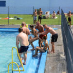 Setki kielczan przyjechało wypocząć nad basenem miejskim przy ulicy Szczecińskiej. / Wojciech Habdas / Radio Kielce