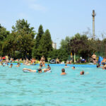 Setki kielczan przyjechało wypocząć nad basenem miejskim przy ulicy Szczecińskiej. / Wojciech Habdas / Radio Kielce