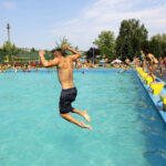 Setki kielczan przyjechało wypocząć nad basenem miejskim przy ulicy Szczecińskiej. / Wojciech Habdas / Radio Kielce