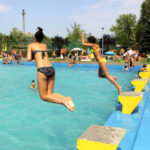 Setki kielczan przyjechało wypocząć nad basenem miejskim przy ulicy Szczecińskiej. / Wojciech Habdas / Radio Kielce