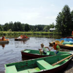 Świętokrzyskie na fali - Suchedniów. Dzieci pod opieką ratownika wybierają się na wodną wycieczkę rowerami wodnymi. / Wojciech Habdas / Radio Kielce