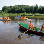 Świętokrzyskie na Świętokrzyskie na fali - Suchedniów. Dzieci pod opieką ratownika wybierają się na wodną wycieczkę rowerami wodnymi.fali - Suchedniów / Wojciech Habdas / Radio Kielce