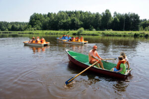 Świętokrzyskie na Świętokrzyskie na fali - Suchedniów. Dzieci pod opieką ratownika wybierają się na wodną wycieczkę rowerami wodnymi.fali - Suchedniów / Wojciech Habdas / Radio Kielce