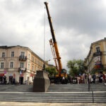 Postument pomnika przed montażem rzeźby. / Wojciech Habdas / Radio Kielce