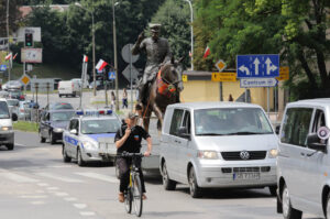 Pomnik Marszałka Józefa Piłsudskiego dotarł do Kielc. Monument na lawecie przejechał ulicami miasta. / Wojciech Habdas / Radio Kielce