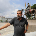 Pomnik Marszałka Józefa Piłsudskiego dotarł do Kielc.  Paweł Pietrusiński, autor rzeźby. / Wojciech Habdas / Radio Kielce