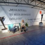 Retrospektywna wystawa prac Lubomira Tomaszewskiego otwarta została w Galerii Sztuki Współczesnej van Rij w Ćmielowie. / Teresa Czajkowska / Radio Kielce