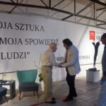 Retrospektywna wystawa prac Lubomira Tomaszewskiego otwarta została w Galerii Sztuki Współczesnej van Rij w Ćmielowie. / Teresa Czajkowska / Radio Kielce