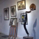 Retrospektywna wystawa prac Lubomira Tomaszewskiego otwarta została w Galerii Sztuki Współczesnej van Rij w Ćmielowie. / Teresa Czajkowska / Radio Kielce