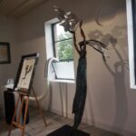 Retrospektywna wystawa prac Lubomira Tomaszewskiego otwarta została w Galerii Sztuki Współczesnej van Rij w Ćmielowie. / Teresa Czajkowska / Radio Kielce