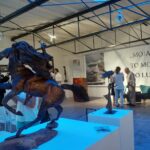 Retrospektywna wystawa prac Lubomira Tomaszewskiego otwarta została w Galerii Sztuki Współczesnej van Rij w Ćmielowie. / Teresa Czajkowska / Radio Kielce