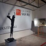 Retrospektywna wystawa prac Lubomira Tomaszewskiego otwarta została w Galerii Sztuki Współczesnej van Rij w Ćmielowie. / Teresa Czajkowska / Radio Kielce