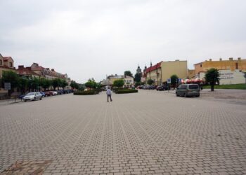Rynek w Opatowie czeka ponowna przebudowa / Teresa Czajkowska / Radio Kielce