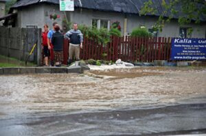 Zatopione po deszczu okolice ulic Warszawskiej i Szybowcowej w Kielcach / Stanisław Blinstrub / Radio Kielce