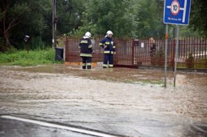 Zatopione po deszczu okolice ulic Warszawskiej i Szybowcowej w Kielcach / Stanisław Blinstrub / Radio Kielce