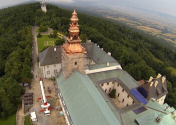 Montaż kopuły wieży klasztoru na Świętym Krzyżu. Kopuła wieży kompletna. / Wojciech Habdas / Radio Kielce