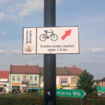 Oznakowanie ścieżki rowerowej prowadzącej wzdłuż torów kolejka wąskotorowej w Jędrzejowie / Ewa Pociejowska-Gawęda / Radio Kielce