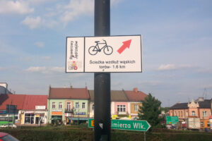 Oznakowanie ścieżki rowerowej prowadzącej wzdłuż torów kolejka wąskotorowej w Jędrzejowie / Ewa Pociejowska-Gawęda / Radio Kielce