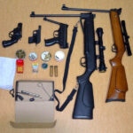 5 sztuk broni i amunicję znaleźli koneccy policjanci u 67-letniego mieszkańca gminy Końskie. / Policja