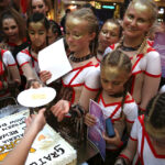 Wielka feta w galerii Korona (20 września 2014 r.) / Piotr Michalski / Radio Kielce