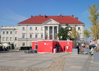 W sobotę na kieleckim Rynku stanie interaktywny pawilon w którym będzie można zapoznać się z inwestycjami zrealizowanymi w naszym regionie przy udziale funduszy szwajcarskich. / Wojciech Habdas / Radio Kielce
