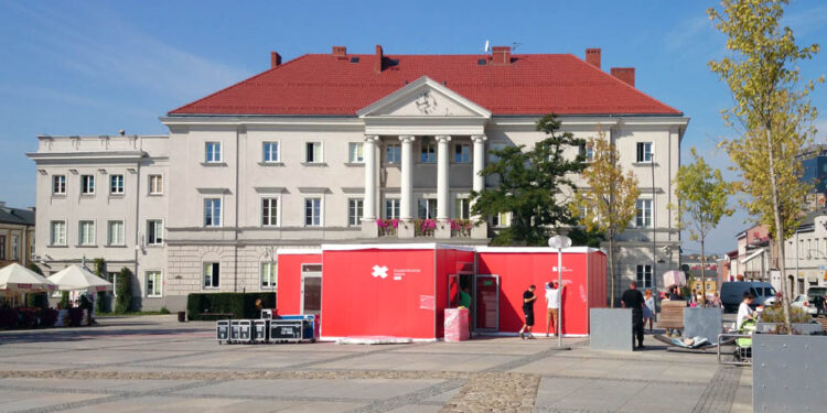 W sobotę na kieleckim Rynku stanie interaktywny pawilon w którym będzie można zapoznać się z inwestycjami zrealizowanymi w naszym regionie przy udziale funduszy szwajcarskich. / Wojciech Habdas / Radio Kielce