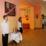 W Ossali odsłonięto tablicę poświęconą Kazimierzowi Sabbatowi / Grażyna Szlęzak-Wójcik / Radio Kielce