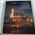 Prezentacja albumu, poświęconego najstarszej ostrowieckiej świątyni - kolegiacie pod wezwaniem Michała Archanioła. / Teresa Czajkowska / Radio Kielce