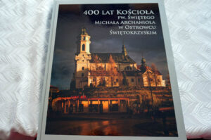 Prezentacja albumu, poświęconego najstarszej ostrowieckiej świątyni - kolegiacie pod wezwaniem Michała Archanioła. / Teresa Czajkowska / Radio Kielce