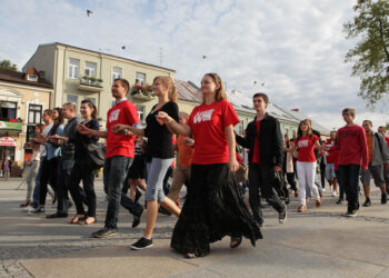 Dokładnie 100 dni zostało do finału SZLACHETNEJ PACZKI, dlatego wolontariusze, sportowcy i celebryci, na wzór maturzystów przygotowujących się do egzaminu dojrzałości, zatańczyli dziś w Kielcach poloneza. / Wojciech Habdas / Radio Kielce