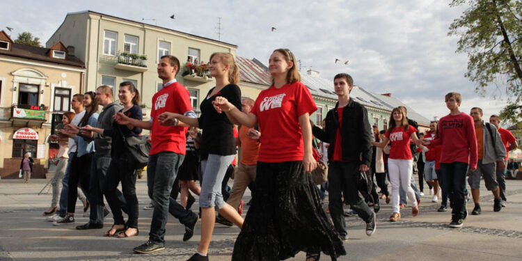 Dokładnie 100 dni zostało do finału SZLACHETNEJ PACZKI, dlatego wolontariusze, sportowcy i celebryci, na wzór maturzystów przygotowujących się do egzaminu dojrzałości, zatańczyli dziś w Kielcach poloneza. / Wojciech Habdas / Radio Kielce