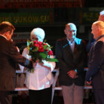 Uroczyste otwarcie memoriału imienia Leszka Drogosza. Kwiaty dla wdowy po Leszku Drogoszu pani Ireny wręczył prezes OŚZB Jan Gierada / Kamil Król / Radio Kielce