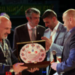 Uroczyste otwarcie memoriału imienia Leszka Drogosza. Upominki od reprezentacji Turcji dla wiceprezesa ŚOZB Grzergorza Nowaczka / Kamil Król / Radio Kielce