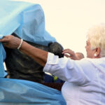 Uroczyste otwarcie memoriału imienia Leszka Drogosza. Odsłonięcia popiersia dokonała wdowa po Leszku Drogoszu pani Irena / Kamil Król / Radio Kielce