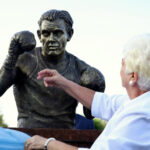 Uroczyste otwarcie memoriału imienia Leszka Drogosza. Odsłonięcia popiersia dokonała wdowa po Leszku Drogoszu pani Irena / Kamil Król / Radio Kielce