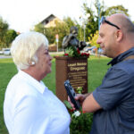 Uroczyste otwarcie memoriału imienia Leszka Drogosza. Wdowa po Leszku Drogoszu Irena w rozmowie z Rafałem Szymczykiem z Radia Kielce / Kamil Król / Radio Kielce