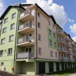 Kieleckie Towarzystwo Budownictwa Społecznego przekazało pierwsze klucze do mieszkań w zakończonej inwestycji w budynkach przy ul. Puscha 34, 36, 38 / Wojciech Habdas / Radio Kielce