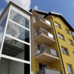 Kieleckie Towarzystwo Budownictwa Społecznego przekazało pierwsze klucze do mieszkań w zakończonej inwestycji w budynkach przy ul. Puscha 34, 36, 38 / Wojciech Habdas / Radio Kielce