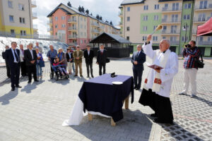 Kieleckie Towarzystwo Budownictwa Społecznego przekazało pierwsze klucze do mieszkań w zakończonej inwestycji w budynkach przy ul. Puscha 34, 36, 38 / Wojciech Habdas / Radio Kielce