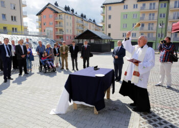 Kieleckie Towarzystwo Budownictwa Społecznego przekazało pierwsze klucze do mieszkań w zakończonej inwestycji w budynkach przy ul. Puscha 34, 36, 38 / Wojciech Habdas / Radio Kielce