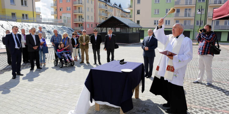 Kieleckie Towarzystwo Budownictwa Społecznego przekazało pierwsze klucze do mieszkań w zakończonej inwestycji w budynkach przy ul. Puscha 34, 36, 38 / Wojciech Habdas / Radio Kielce