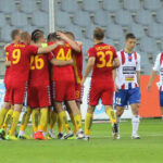 Mecz Korona Kielce - Podbeskidzie Bielsko-Biała. Gol dla Korony! Paweł Golański dośrodkował z prawej strony, piłkę podbił Maciej Iwański, z czego skorzystał Kamil Sylwestrzak, który wpakował piłkę pod poprzeczkę bramki Michala Peskovicia. 1:0! / Wojciech Habdas / Radio Kielce